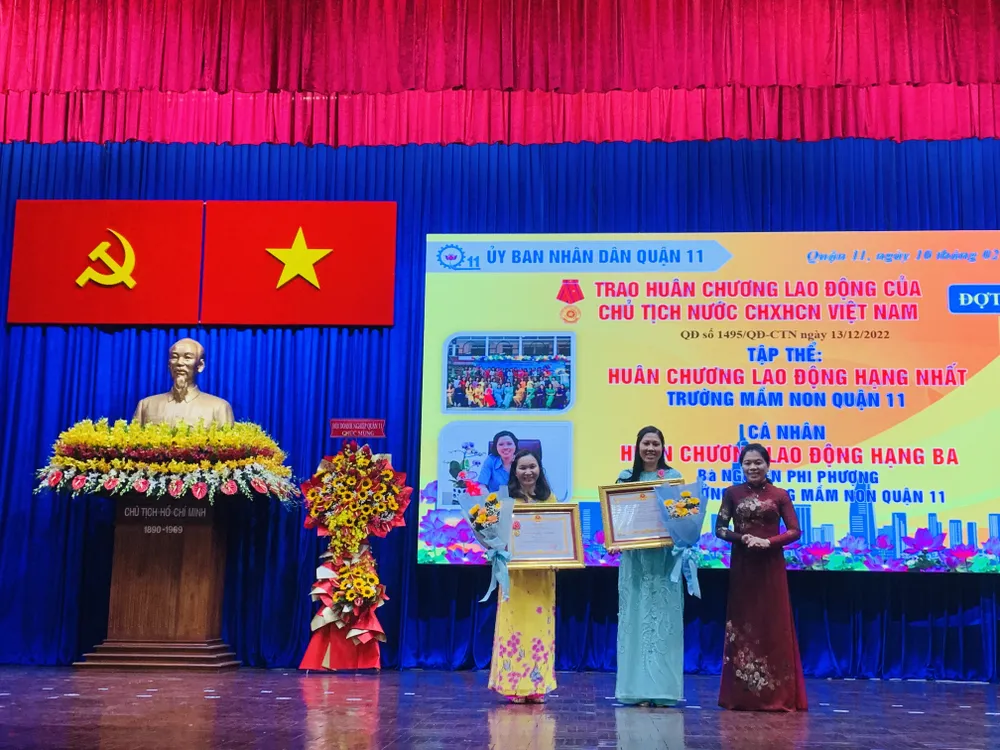 Trao Huân chương Lao động hạng Nhất và hạng Nhì cho tập thể và cá nhân có thành tích xuất sắc Trao Huân chương Lao động hạng Nhất và hạng Nhì cho tập thể và cá nhân có thành tích xuất sắc