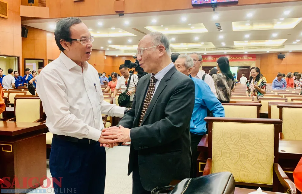 Bí thư Thành ủy TPHCM Nguyễn Văn Nên trò chuyện cùng GS-TS Hoàng Chí Bảo. Ảnh: CHÍ THẠCH