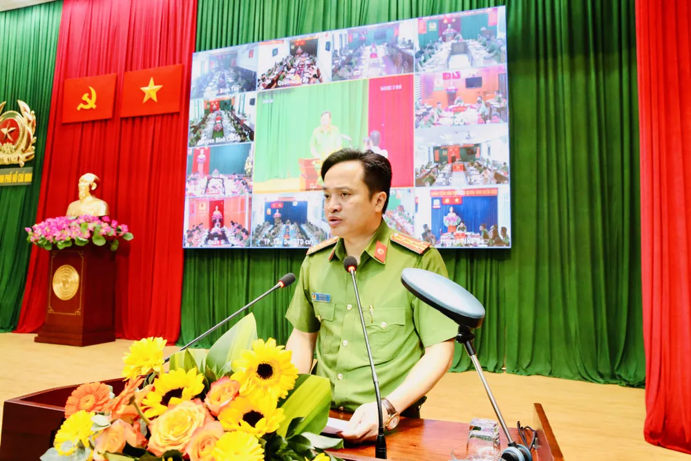 Đại tá Mai Hoàng phát biểu tại hội nghị Đại tá Mai Hoàng phát biểu tại hội nghị