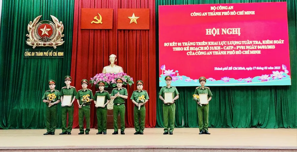 Đại tá Mai Hoàng khen thưởng cán bộ chiến sĩ của các tổ công tác 363 có thành tích xuất sắc Đại tá Mai Hoàng khen thưởng cán bộ chiến sĩ của các tổ công tác 363 có thành tích xuất sắc