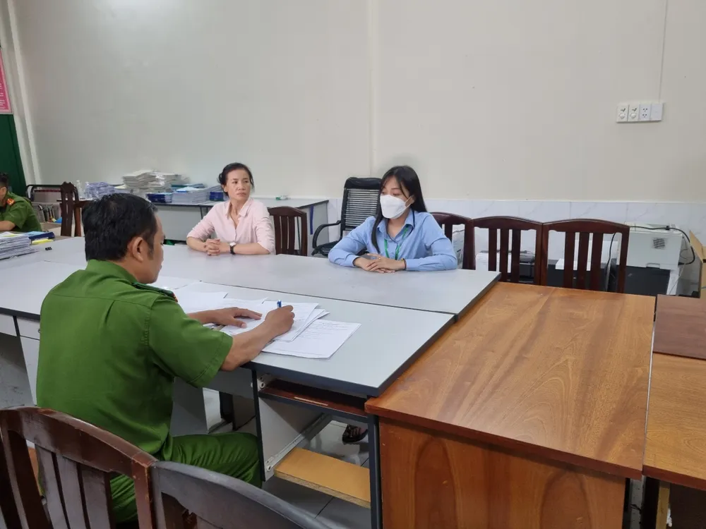 Công an làm việc với bị can Hà (áo xanh) và bị can Nhi (áo hồng) Công an làm việc với bị can Hà (áo xanh) và bị can Nhi (áo hồng)