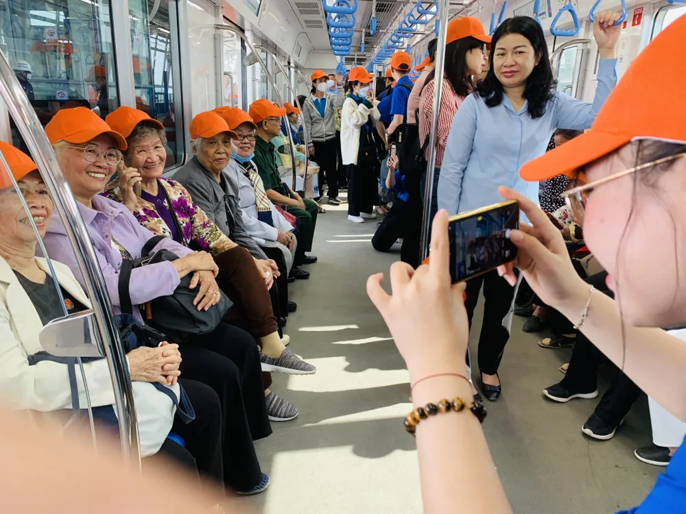 Các thành viên trong đoàn hào hứng khi lần đầu được đi trên tuyến metro số 1 Các thành viên trong đoàn hào hứng khi lần đầu được đi trên tuyến metro số 1