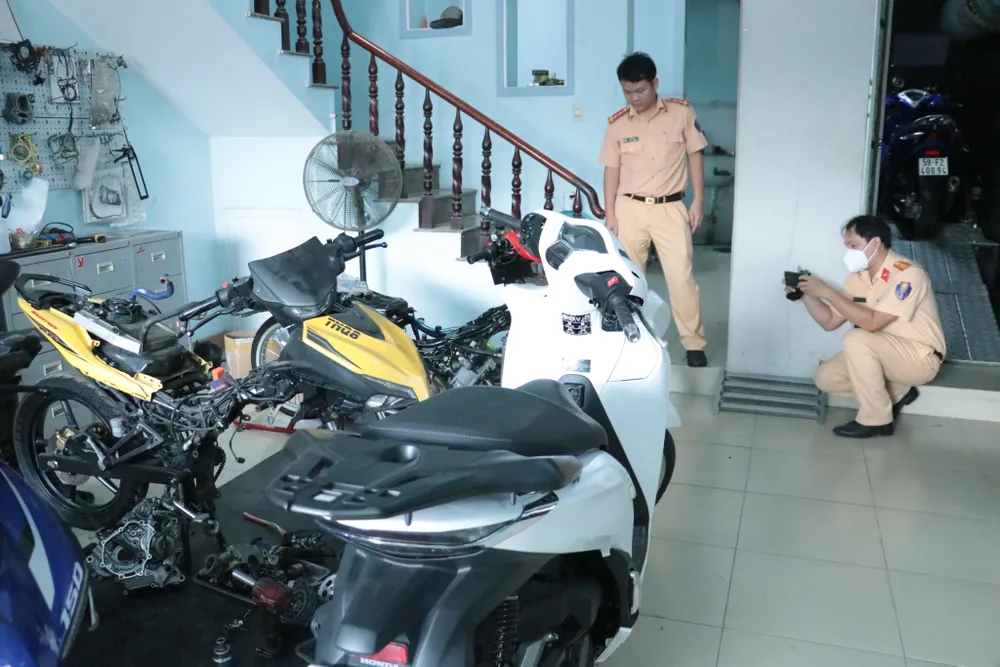 Kiểm tra nhiều "lò" nghi độ xe cho “quái xế” ở TPHCM Kiểm tra nhiều "lò" nghi độ xe cho “quái xế” ở TPHCM