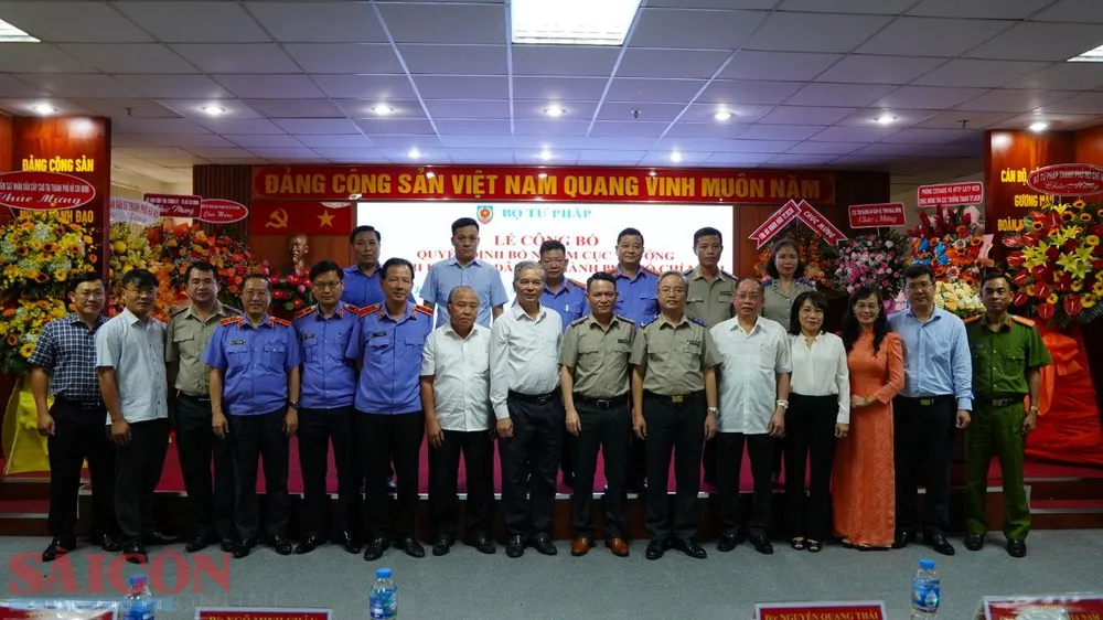 Các đơn vị chụp hình lưu niệm. Ảnh: CHÍ THẠCH Các đơn vị chụp hình lưu niệm. Ảnh: CHÍ THẠCH