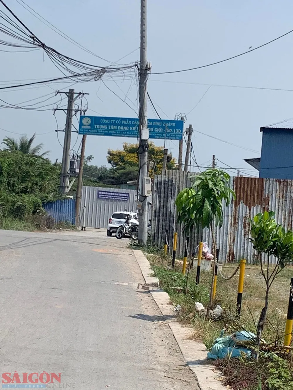 Khám xét Trung tâm Đăng kiểm 50-13D. Ảnh: TRUNG DŨNG Khám xét Trung tâm Đăng kiểm 50-13D. Ảnh: TRUNG DŨNG