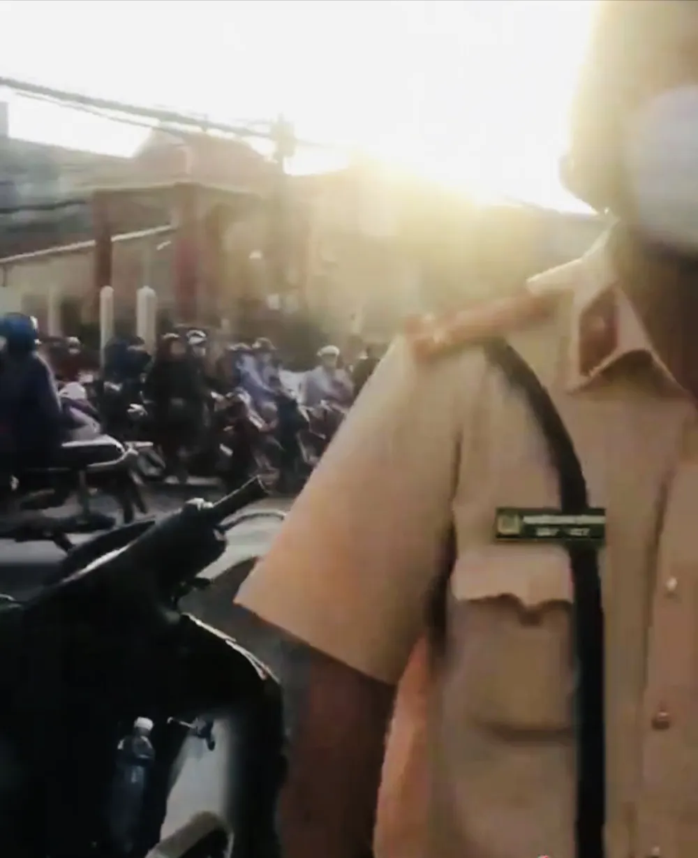 Cán bộ CSGT trong đoạn clip đăng tải lên mạng Cán bộ CSGT trong đoạn clip đăng tải lên mạng