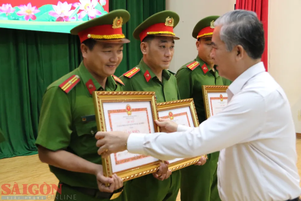 Phó Chủ tịch Ngô Minh Châu trao tặng bằng khen cho các cá nhân, tổ chức thuộc Công an TPHCM có thành tích xuất sắc Phó Chủ tịch Ngô Minh Châu trao tặng bằng khen cho các cá nhân, tổ chức thuộc Công an TPHCM có thành tích xuất sắc