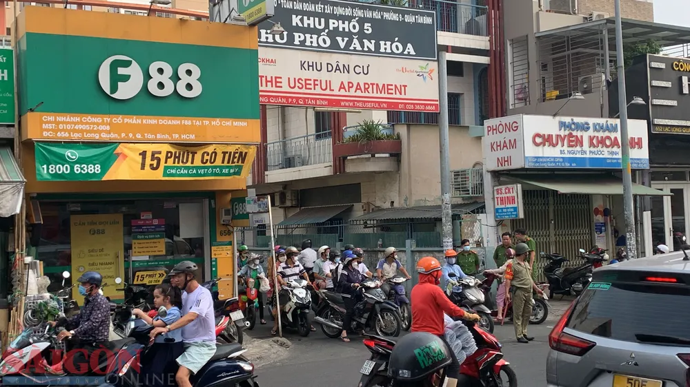 Lực lượng chức năng điều tiết giao thông qua khu vực tránh ùn ứ. Lực lượng chức năng điều tiết giao thông qua khu vực tránh ùn ứ.