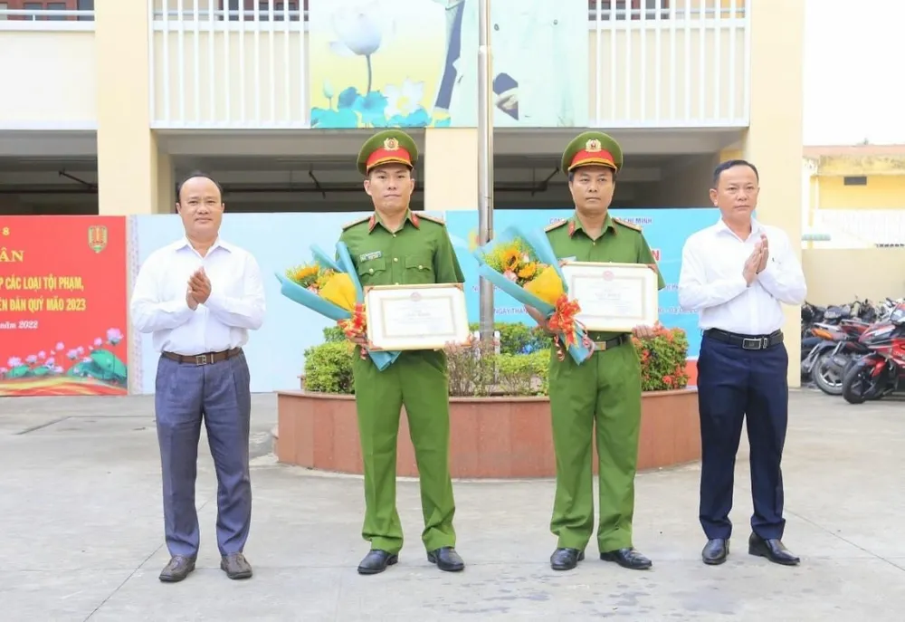 Khen thưởng 3 đơn vị phá vụ cướp ngân hàng ở quận 8 Khen thưởng 3 đơn vị phá vụ cướp ngân hàng ở quận 8