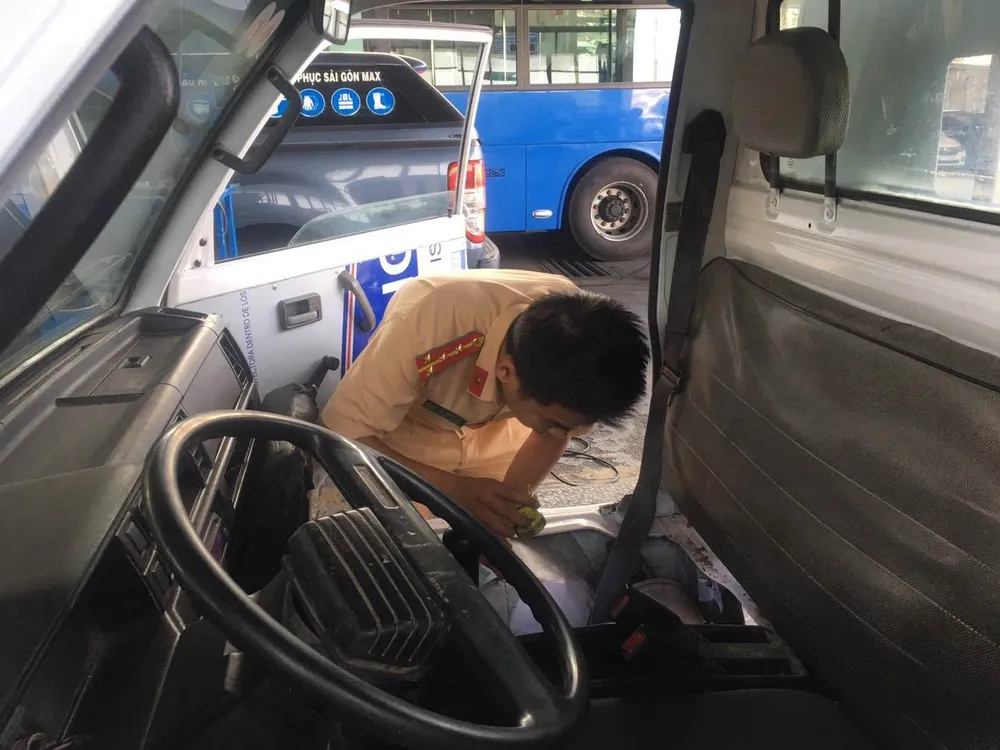 CSGT hỗ trợ việc đăng kiểm các phương tiện tại TPHCM