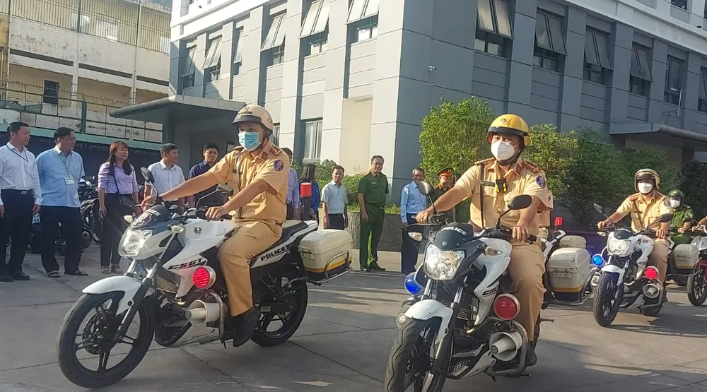 Sau lễ ra quân, cán bộ, chiến sĩ Công an quận 3 cùng các ban ngành, đoàn thể đã tổ chức diễu hành, tuyên truyền lưu động trên các tuyến đường Sau lễ ra quân, cán bộ, chiến sĩ Công an quận 3 cùng các ban ngành, đoàn thể đã tổ chức diễu hành, tuyên truyền lưu động trên các tuyến đường