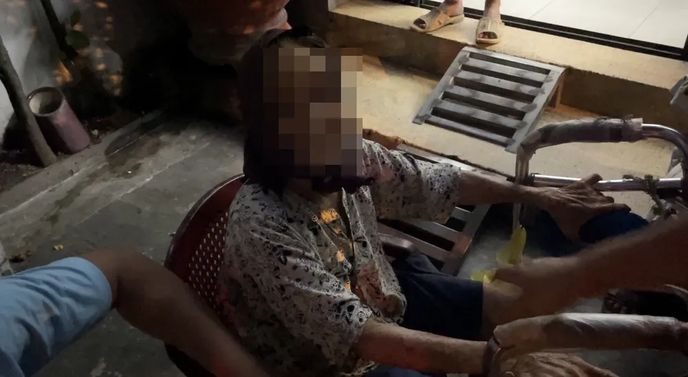 Cụ bà 100 tuổi được lực lượng chức năng &quot;giải cứu&quot; ra ngoài an toàn