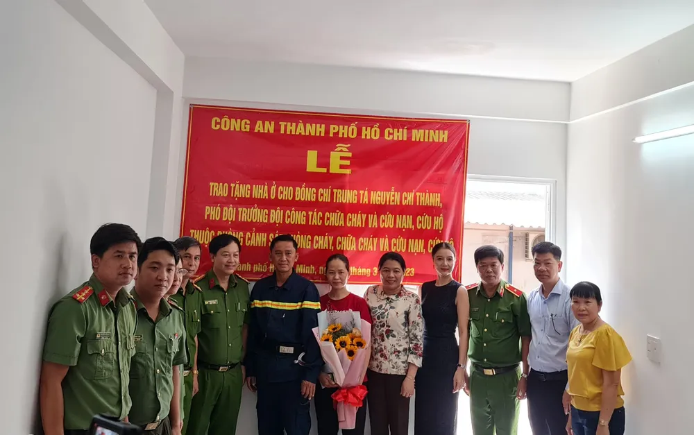Lãnh đạo Công an TPHCM chúc mừng Trung tá Nguyễn Chí Thành và người thân