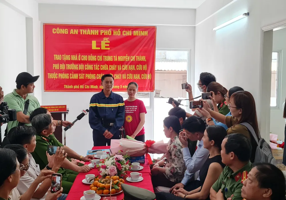 Trung tá Nguyễn Chí Thành và vợ bật khóc chia sẻ khi nhận căn hộ mới.