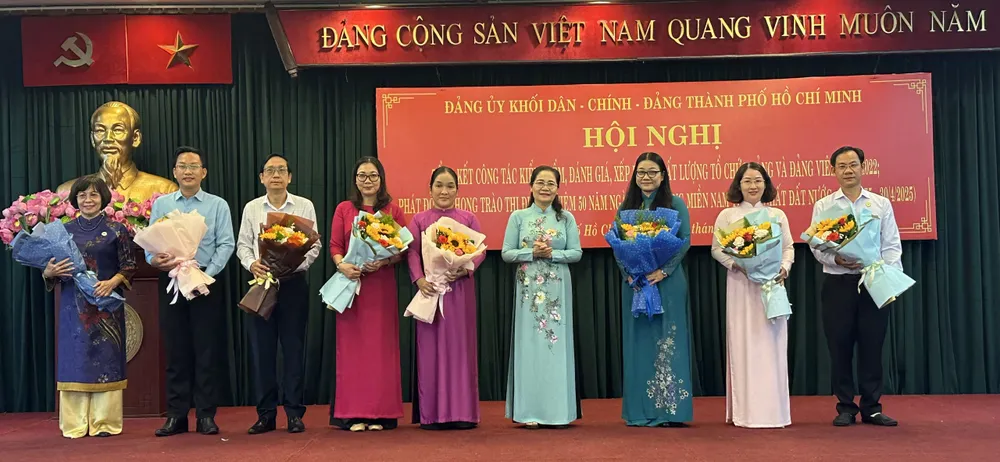 Chủ tịch HĐND TPHCM Nguyễn Thị Lệ tặng hoa chúc mừng 2 đảng bộ cơ sở và 7 đảng viên được đề nghị Ban Thường vụ Thành ủy TPHCM xem xét quyết định khen thưởng hoàn thành xuất sắc nhiệm vụ 5 năm liền (2018 - 2022) Chủ tịch HĐND TPHCM Nguyễn Thị Lệ tặng hoa chúc mừng 2 đảng bộ cơ sở và 7 đảng viên được đề nghị Ban Thường vụ Thành ủy TPHCM xem xét quyết định khen thưởng hoàn thành xuất sắc nhiệm vụ 5 năm liền (2018 - 2022)