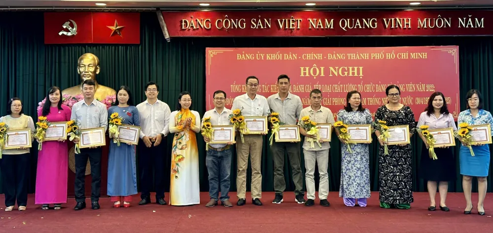 Đồng chí Nguyễn Thị Lệ cùng Ban Thường vụ Đảng ủy Khối tặng bằng khen cho các đơn vị, chi bộ, đảng viên có thành tích. Đồng chí Nguyễn Thị Lệ cùng Ban Thường vụ Đảng ủy Khối tặng bằng khen cho các đơn vị, chi bộ, đảng viên có thành tích.