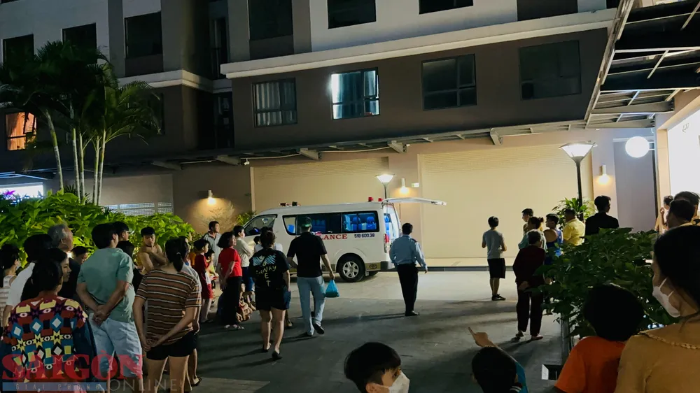 Người dân hiếu kì theo dõi vụ việc. Ảnh: CHÍ THẠCH