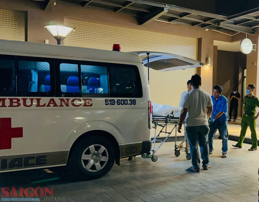 Thi thể nạn nhân được đưa về nhà xác phục vụ việc điều tra. Ảnh: CHÍ THẠCH