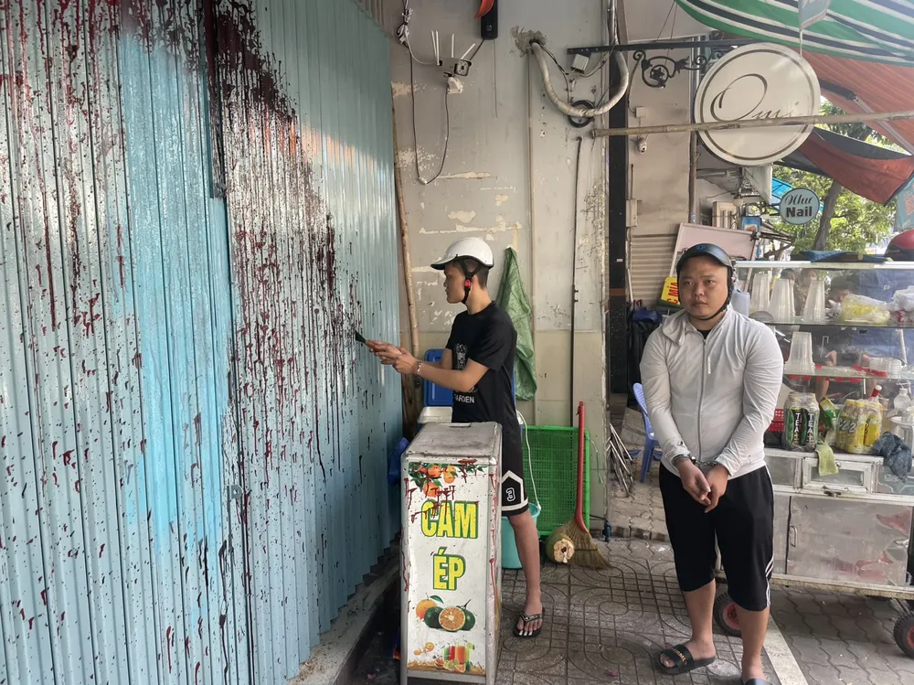 Hai đối tượng được đưa tới hiện trường Hai đối tượng được đưa tới hiện trường