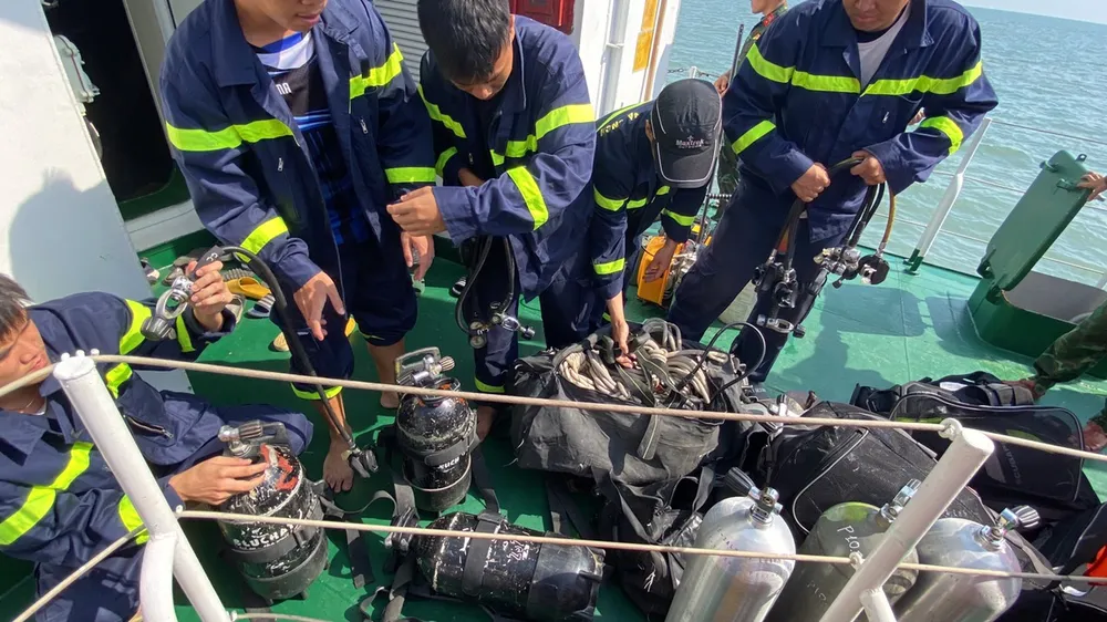 Lực lượng Phòng PC07 lặn tìm nạn nhân vụ lật tàu