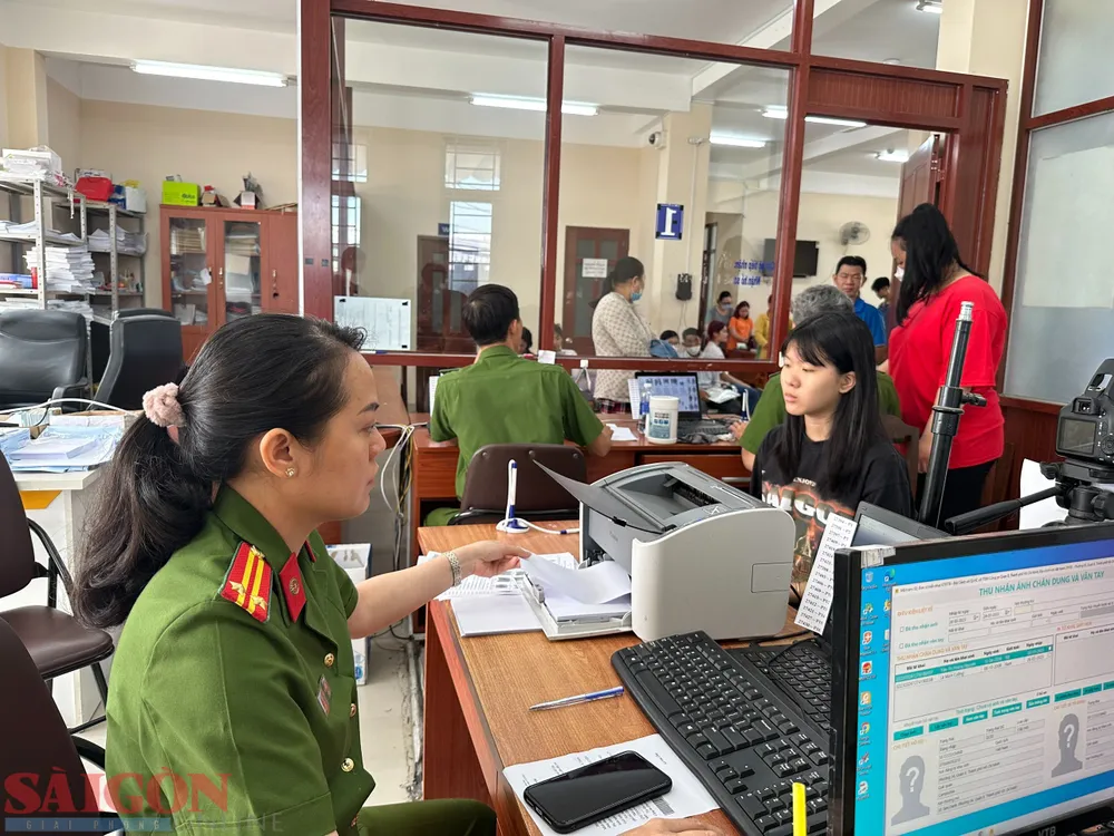 Các em học sinh được cán bộ công an hướng dẫn làm CCCD gắn chip Các em học sinh được cán bộ công an hướng dẫn làm CCCD gắn chip