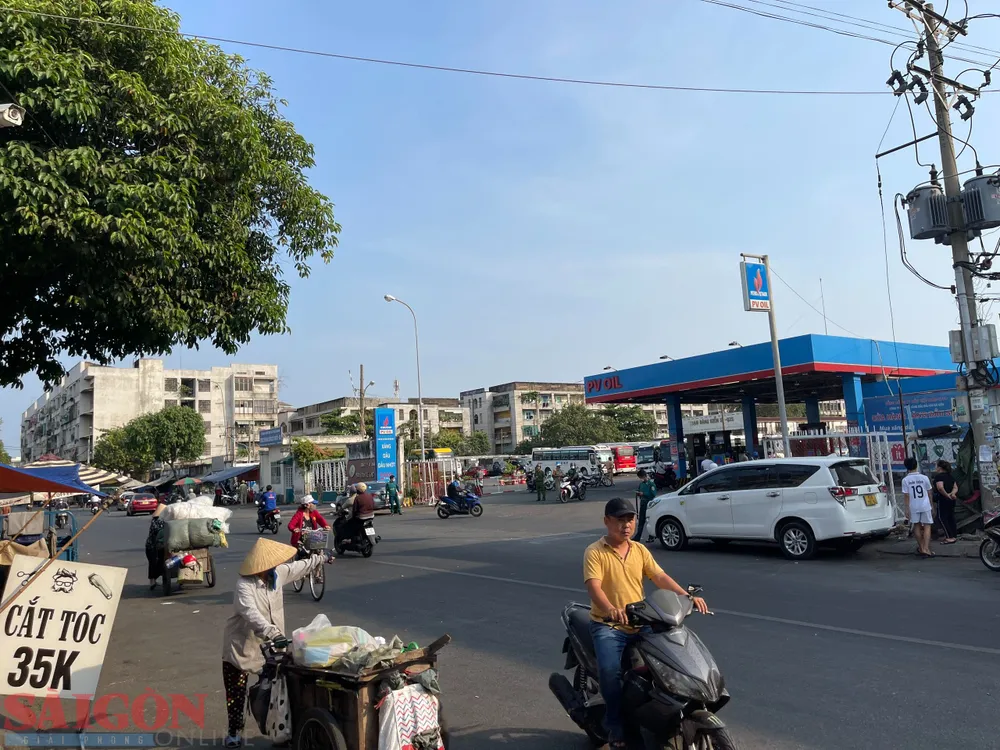 Toàn bộ khu vực xung quanh TTĐK 50-02S được phong tỏa hoàn toàn. Ảnh: HOÀNG HÙNG