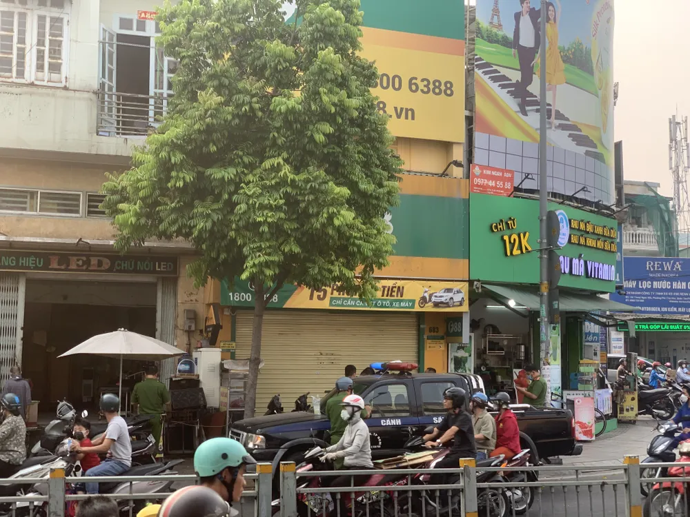 Công an có mặt tại chi nhánh Công ty F88 ở đường Lũy Bán Bích, quận Tân Phú, TPHCM