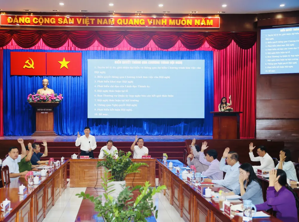 Các đại biểu biểu quyết thông qua chương trình hội nghị