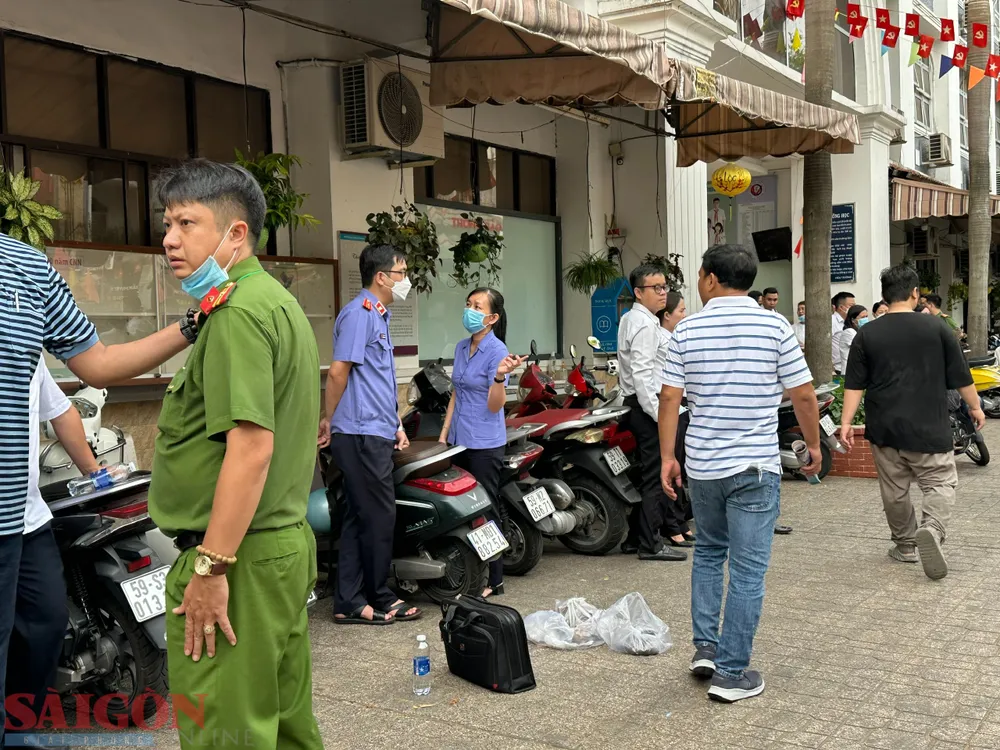 Các lực lượng chức năng có mặt tại hiện trường. Ảnh: CHÍ THẠCH Các lực lượng chức năng có mặt tại hiện trường. Ảnh: CHÍ THẠCH