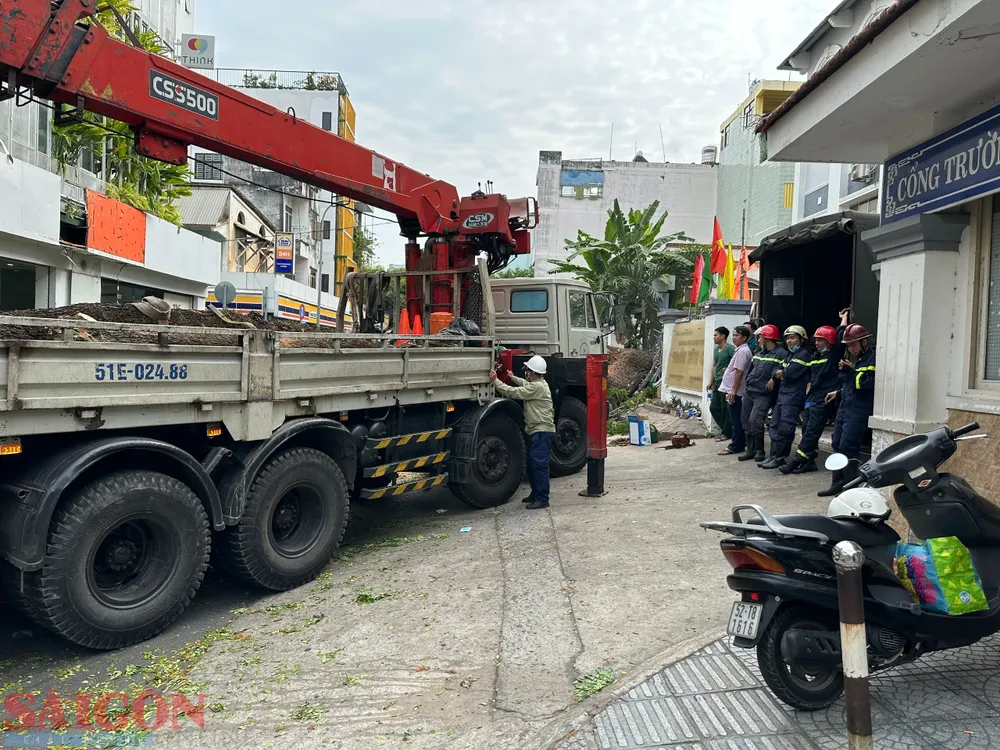 Lực lượng PCCC-CNCH Công an TPHCM có mặt ở hiện trường. Ảnh: CHÍ THẠCH Lực lượng PCCC-CNCH Công an TPHCM có mặt ở hiện trường. Ảnh: CHÍ THẠCH