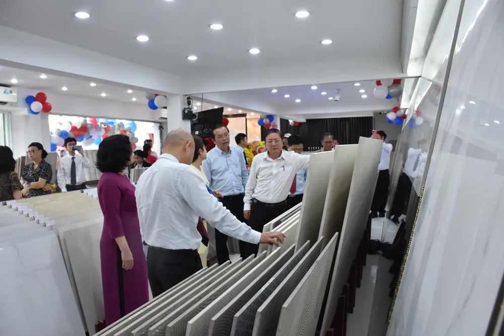 Lãnh đạo các đơn vị tại buổi lễ ra mắt phố chuyên doanh vật liệu xây dựng ở quận 10