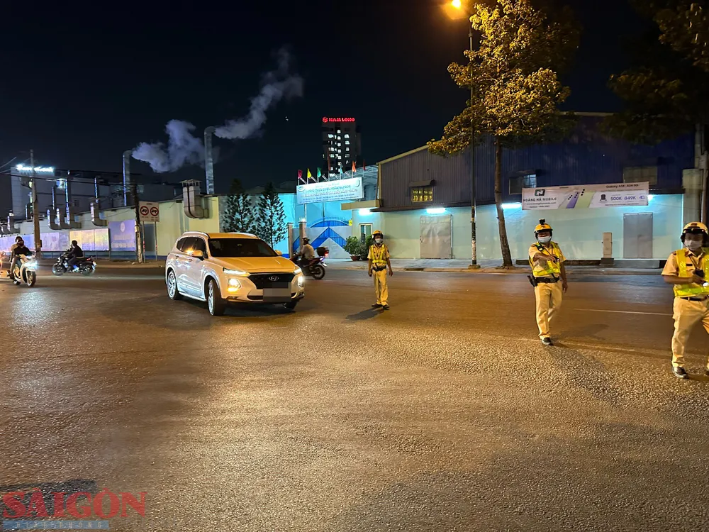 Đội CSGT Hàng Xanh cùng Công an TP Thủ Đức kiểm tra các tuyến đường trên địa bàn. Ảnh: CHÍ THẠCH Đội CSGT Hàng Xanh cùng Công an TP Thủ Đức kiểm tra các tuyến đường trên địa bàn. Ảnh: CHÍ THẠCH