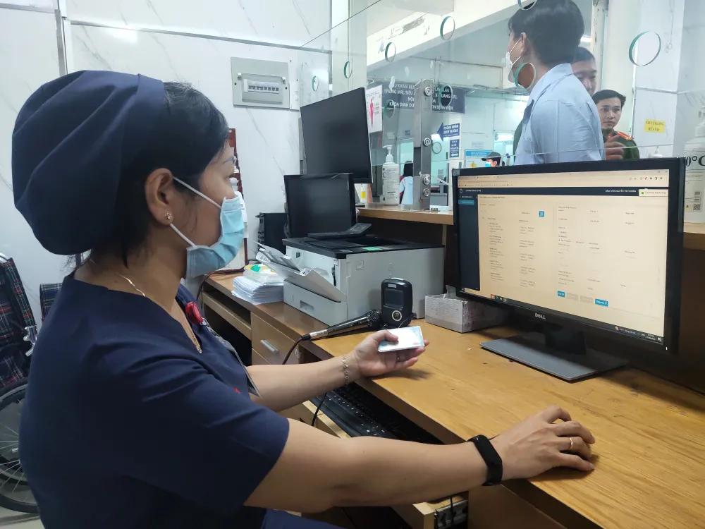 Cán bộ bệnh viện Nguyễn Tri Phương dễ dàng thao tác trên phần mềm ASM