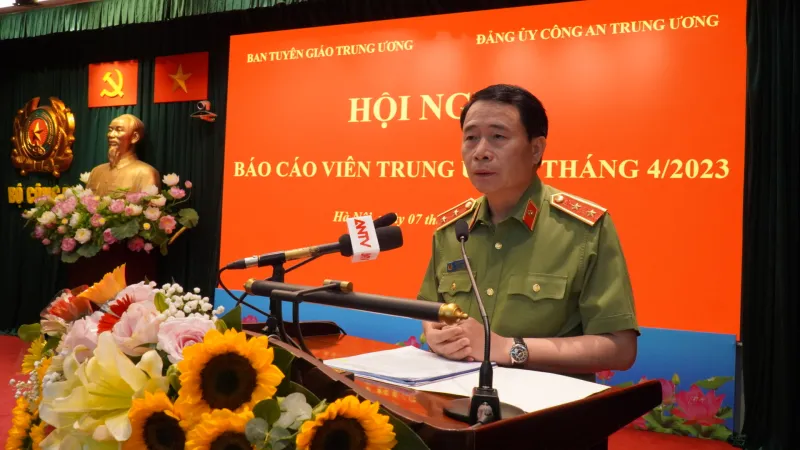 Thứ trưởng Bộ Công an Lê Quốc Hùng phát biểu tại hội nghị Thứ trưởng Bộ Công an Lê Quốc Hùng phát biểu tại hội nghị