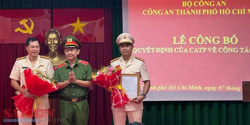 Lãnh đạo Công an TPHCM trao quyết định cho Đại tá Trần Văn Hiếu (bên phải) và Đại tá Nguyễn Viết Tiệp. Ảnh: TRUNG DŨNG Lãnh đạo Công an TPHCM trao quyết định cho Đại tá Trần Văn Hiếu (bên phải) và Đại tá Nguyễn Viết Tiệp. Ảnh: TRUNG DŨNG