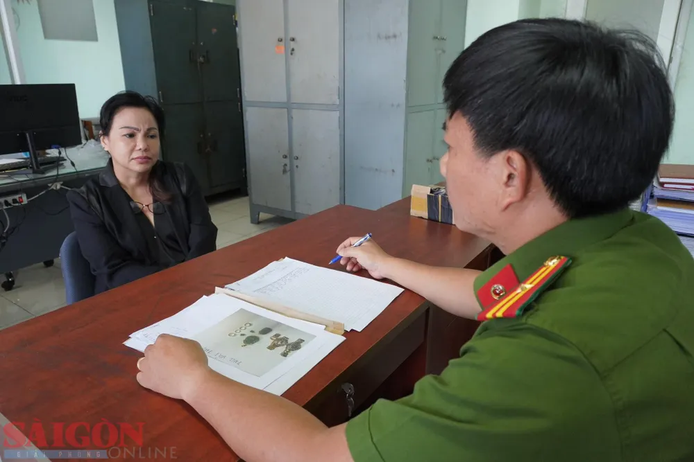 Công an lấy lời khai với Quyền