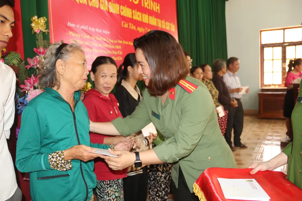 Lãnh đạo đoàn công tác của Công an TPHCM thăm hỏi, động viên và trao tặng 600 phần quà tại tỉnh Bình Định và Phú Yên Lãnh đạo đoàn công tác của Công an TPHCM thăm hỏi, động viên và trao tặng 600 phần quà tại tỉnh Bình Định và Phú Yên