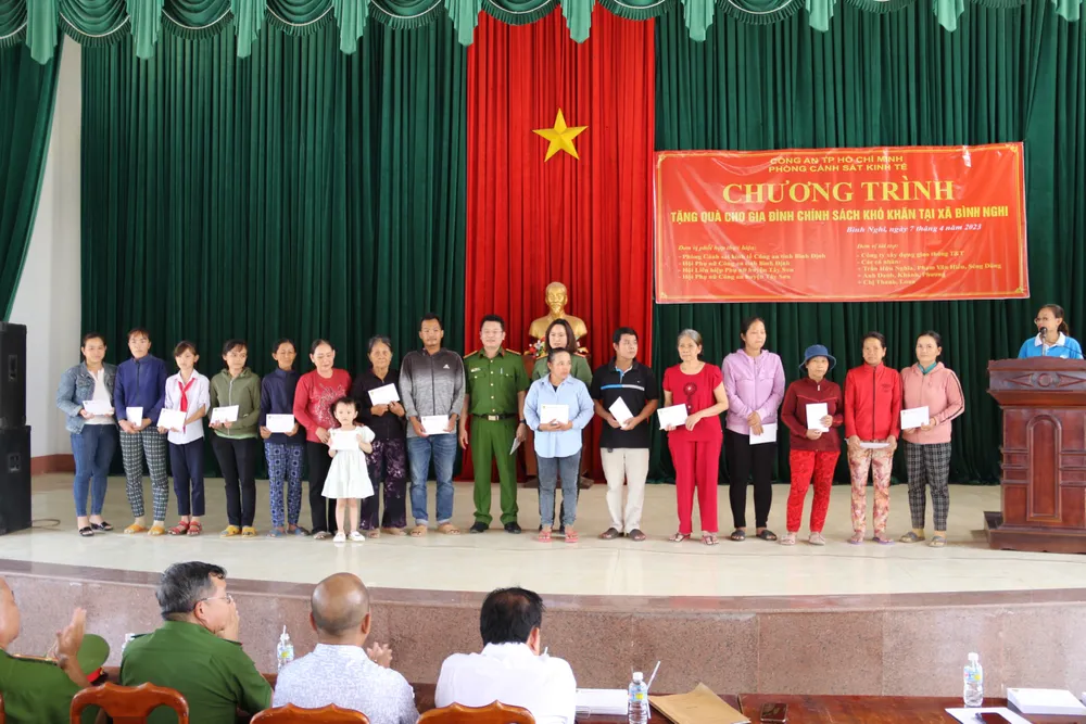 Đoàn công tác của Công an TPHCM đã đến thăm hỏi, động viên và trao tặng 600 phần quà cho các gia đình chính sách, gia đình khó khăn tại tỉnh Bình Định, tỉnh Phú Yên. Đoàn công tác của Công an TPHCM đã đến thăm hỏi, động viên và trao tặng 600 phần quà cho các gia đình chính sách, gia đình khó khăn tại tỉnh Bình Định, tỉnh Phú Yên.