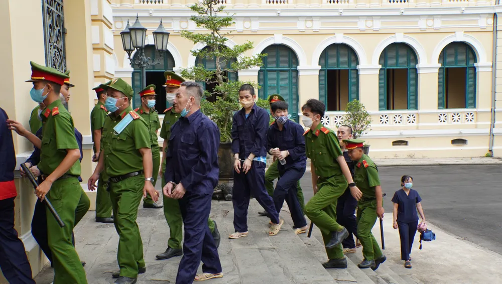 Các bị cáo được đưa tới tòa