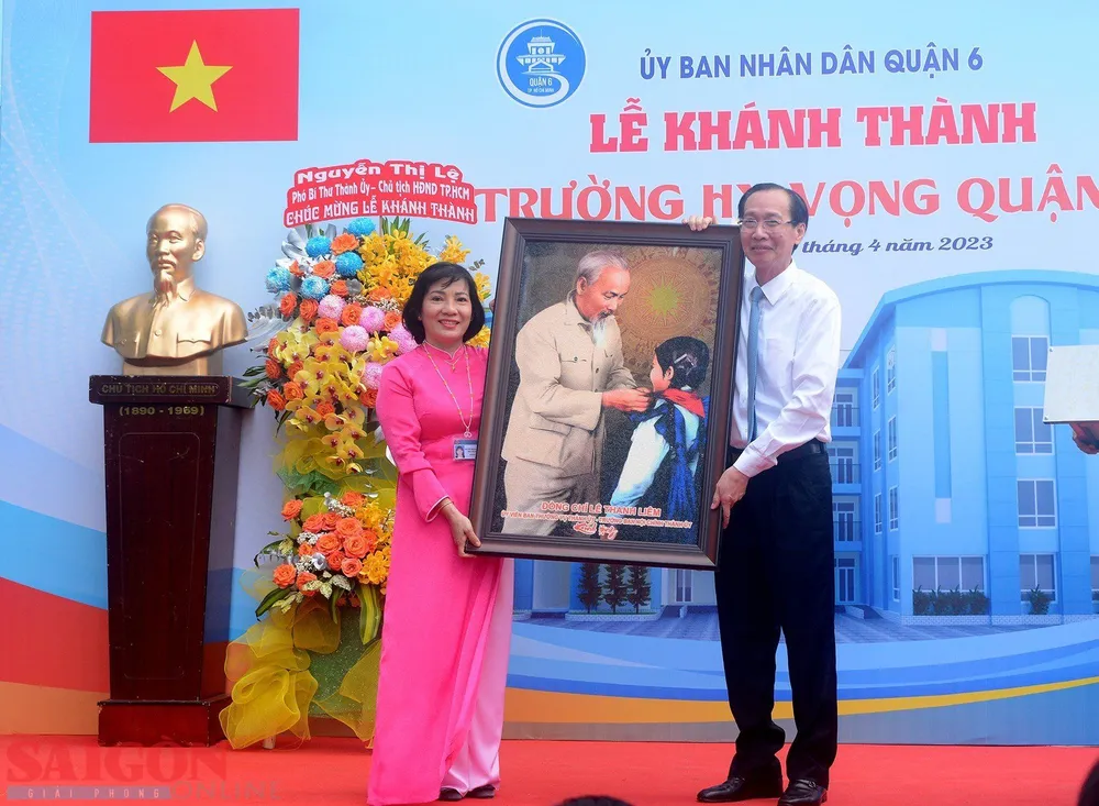 Trưởng Ban Nội chính Thành ủy TPHCM Lê Thanh Liêm tặng quà chúc mừng. Ảnh: CHÍ THẠCH