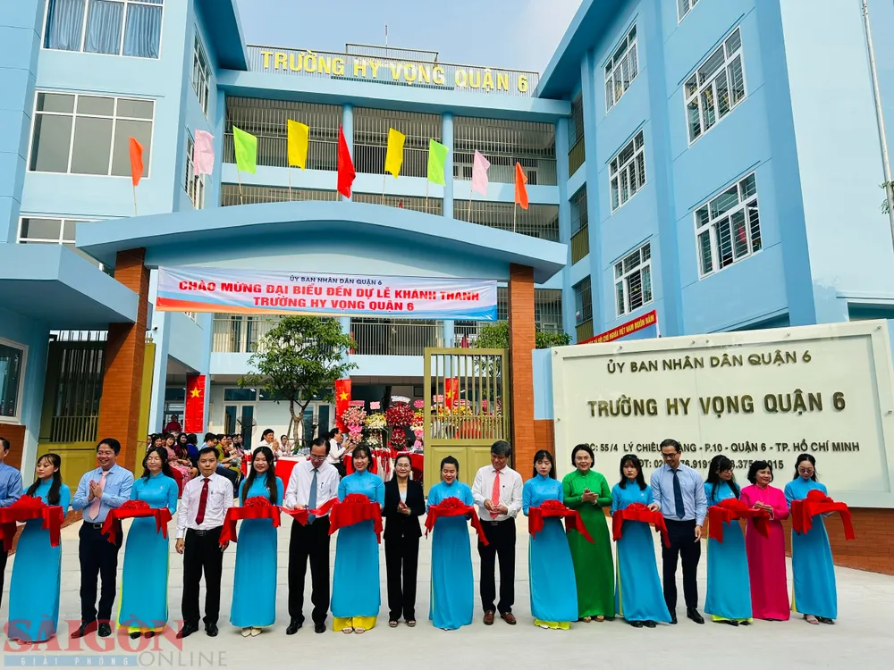 Lãnh đạo TPHCM và quận 6 cắt băng khánh thành Trường Hy Vọng quận 6. Ảnh: CHÍ THẠCH