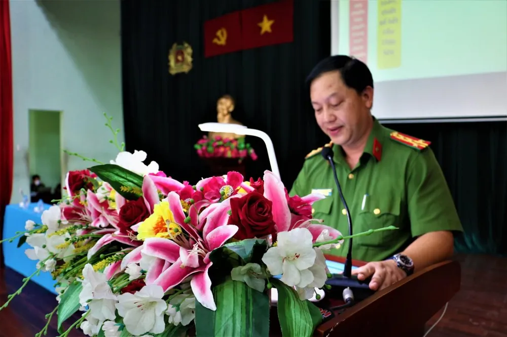 Đại tá Huỳnh Quang Tâm phát biểu tại hội nghị Đại tá Huỳnh Quang Tâm phát biểu tại hội nghị