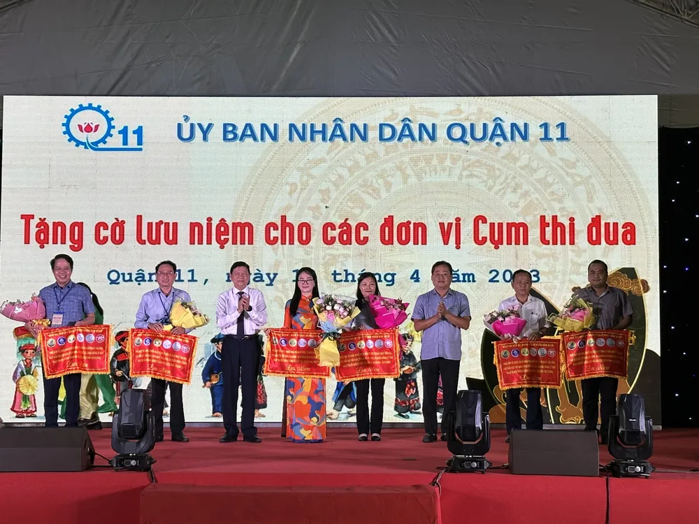 Lãnh đạo quận 11 tặng cờ lưu niệm cho các đơn vị cụm thi đua Lãnh đạo quận 11 tặng cờ lưu niệm cho các đơn vị cụm thi đua