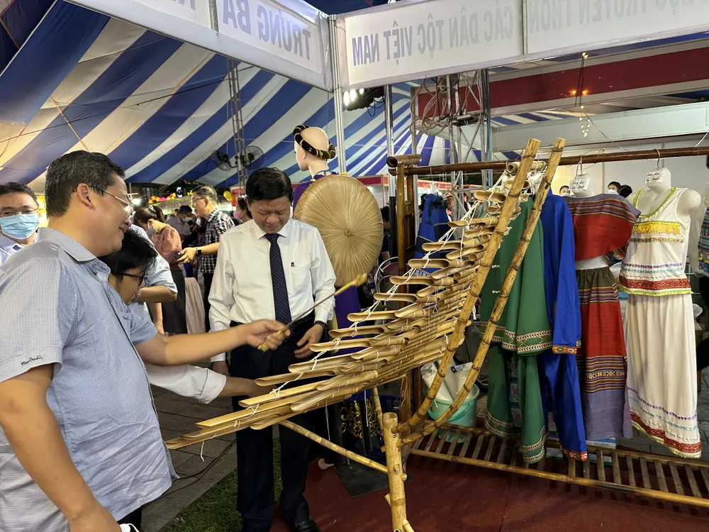 Lãnh đạo các đơn vị tham quan các các gian hàng giới thiệu các sản phẩm, ẩm thực đặc trưng của đồng bào dân tộc... Lãnh đạo các đơn vị tham quan các các gian hàng giới thiệu các sản phẩm, ẩm thực đặc trưng của đồng bào dân tộc...