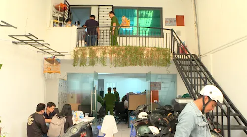 Công an khám xét tại Công ty CP mua bán nợ Việt Nam Thịnh Vượng Công an khám xét tại Công ty CP mua bán nợ Việt Nam Thịnh Vượng