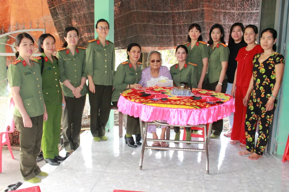 Đoàn thăm hỏi và tặng quà tri ân Mẹ Việt Nam anh hùng Lê Thị Phiền