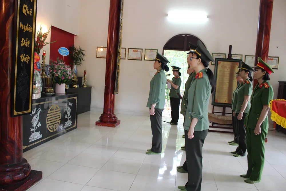 Đoàn thực hiện nghi thức dâng hoa, dâng hương tại Đền tưởng niệm Mẹ Việt Nam anh hùng Nguyễn Thị Rành