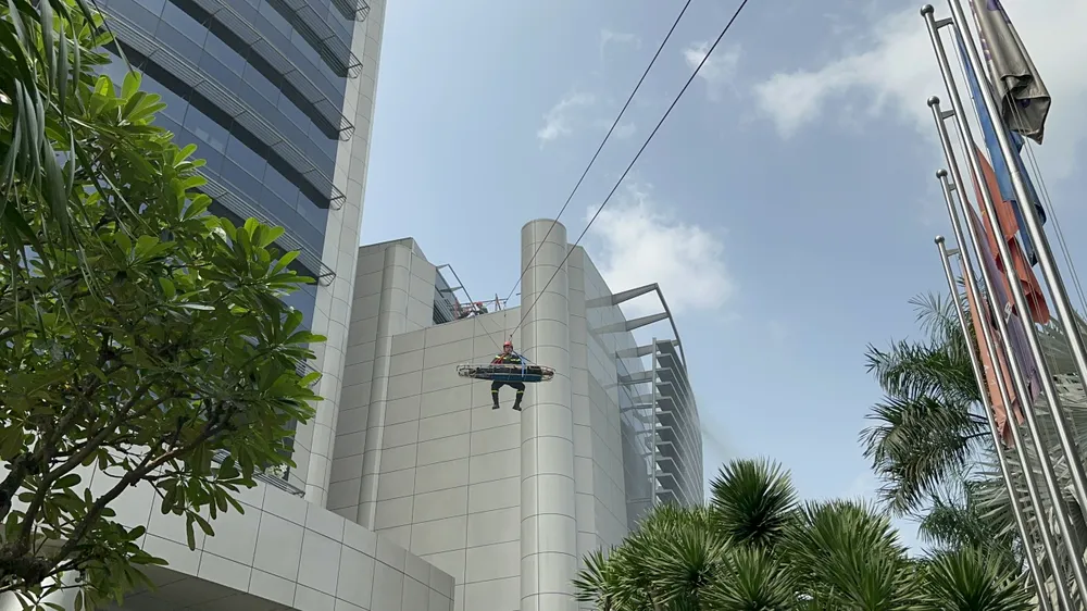 Lực lượng chức năng tiếp cận đưa người dân từ tầng cao xuống dưới đất. Ảnh: CHÍ THẠCH Lực lượng chức năng tiếp cận đưa người dân từ tầng cao xuống dưới đất. Ảnh: CHÍ THẠCH