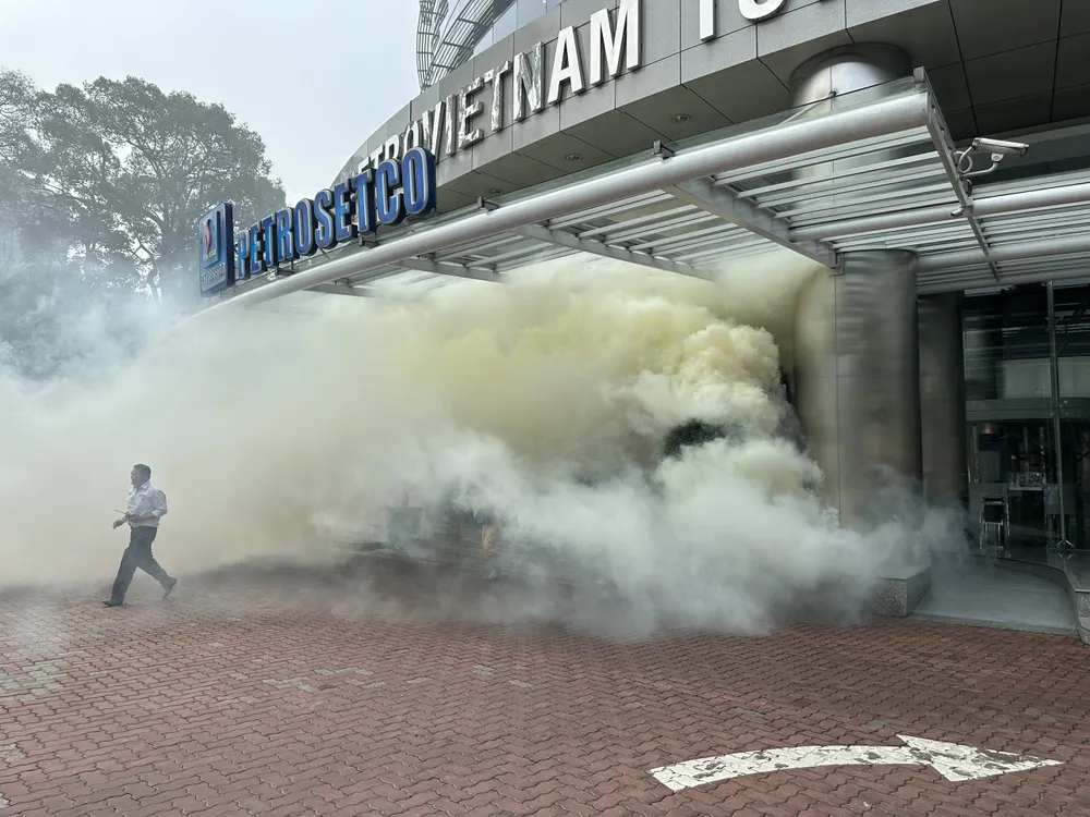 Khói lửa bùng cháy giả định tại tòa nhà PetroVietnam Tower. Ảnh: CHÍ THẠCH Khói lửa bùng cháy giả định tại tòa nhà PetroVietnam Tower. Ảnh: CHÍ THẠCH