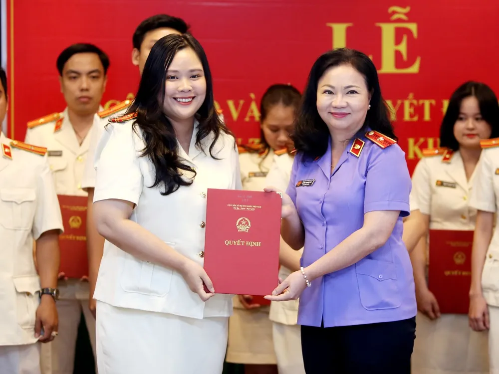 Lãnh đạo Viện KSND TPHCM trao quyết định cho các KSV Lãnh đạo Viện KSND TPHCM trao quyết định cho các KSV